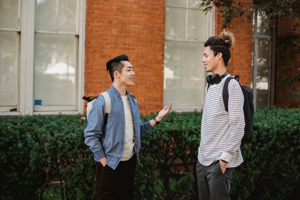 Ilustrasi seseorang dalam sebuah percakapan (pexels.com/Armin Rimoldi)