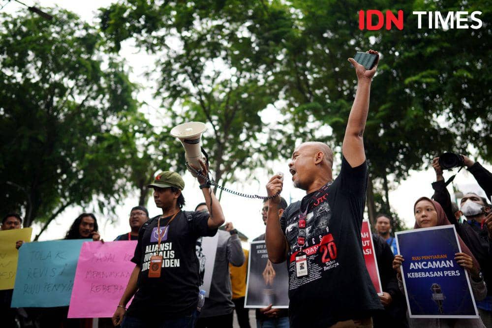 Kelompok Jurnalis Anti Pembungkaman mengelar unjuk rasa  menolak RUU Penyiaran di depan DPRD Sumut, Selasa (21/5/2024). (Suheriyanto for IDN Times)