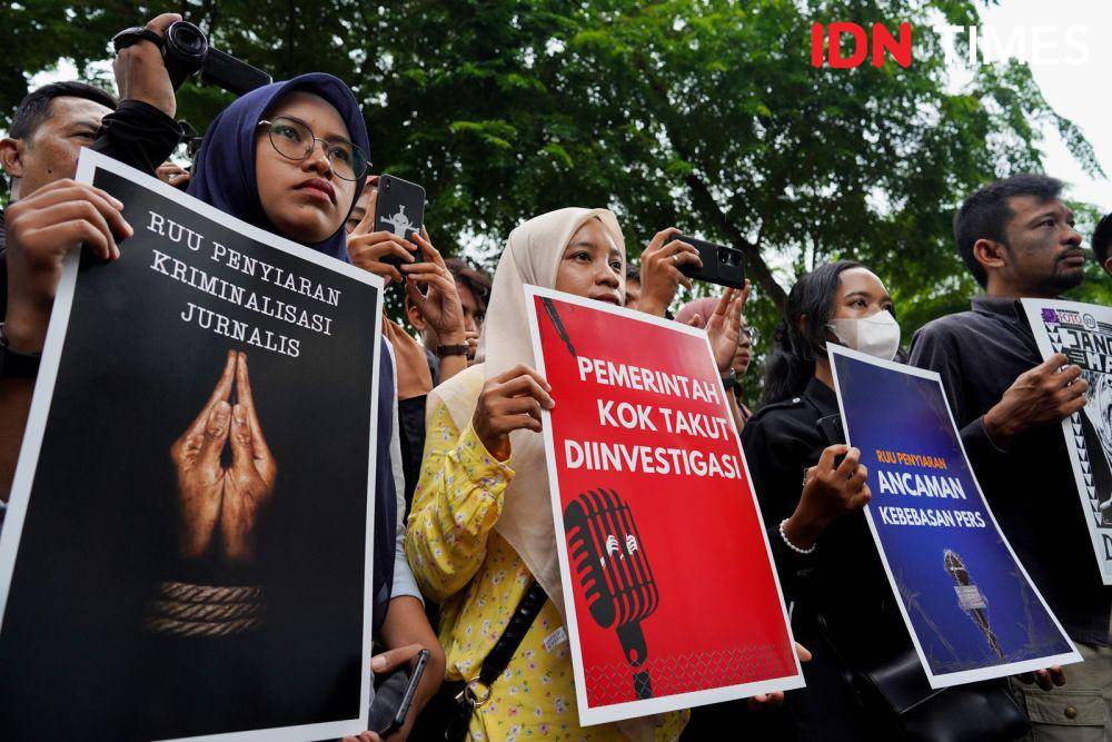 Kelompok Jurnalis Anti Pembungkaman mengelar unjuk rasa  menolak RUU Penyiaran di depan DPRD Sumut, Selasa (21/5/2024). (Suheriyanto for IDN Times)