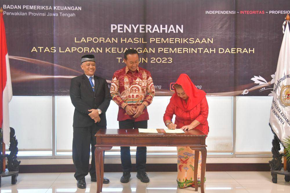 Kepala Perwakilan BPK RI Jawa Tengah, Hari Wiwoho menyerahkan Laporan Hasil Pemeriksaan Laporan Keuangan Pemerintah Daerah (LHP LKPD) tahun 2023 kepada Wali Kota Semarang, Hevearita Gunaryanti Rahayu di Kantor BPK RI Perwakilan Jawa Tengah, Jalan Perintis Kemerdekaan Semarang. (dok. Pemkot Semarang)