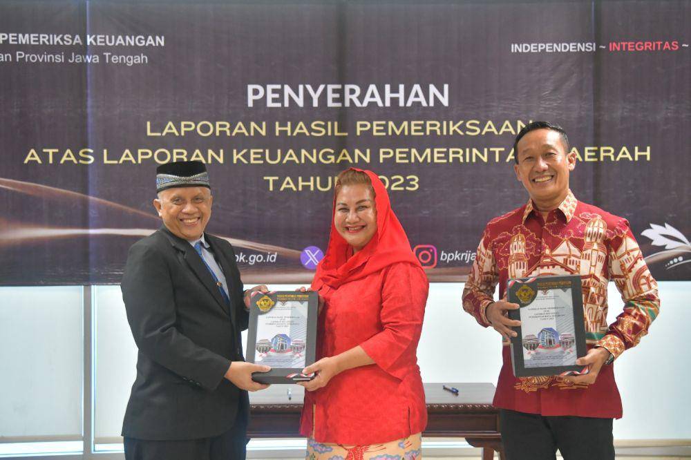 Kepala Perwakilan BPK RI Jawa Tengah, Hari Wiwoho menyerahkan Laporan Hasil Pemeriksaan Laporan Keuangan Pemerintah Daerah (LHP LKPD) tahun 2023 kepada Wali Kota Semarang, Hevearita Gunaryanti Rahayu di Kantor BPK RI Perwakilan Jawa Tengah, Jalan Perintis Kemerdekaan Semarang. (dok. Pemkot Semarang)