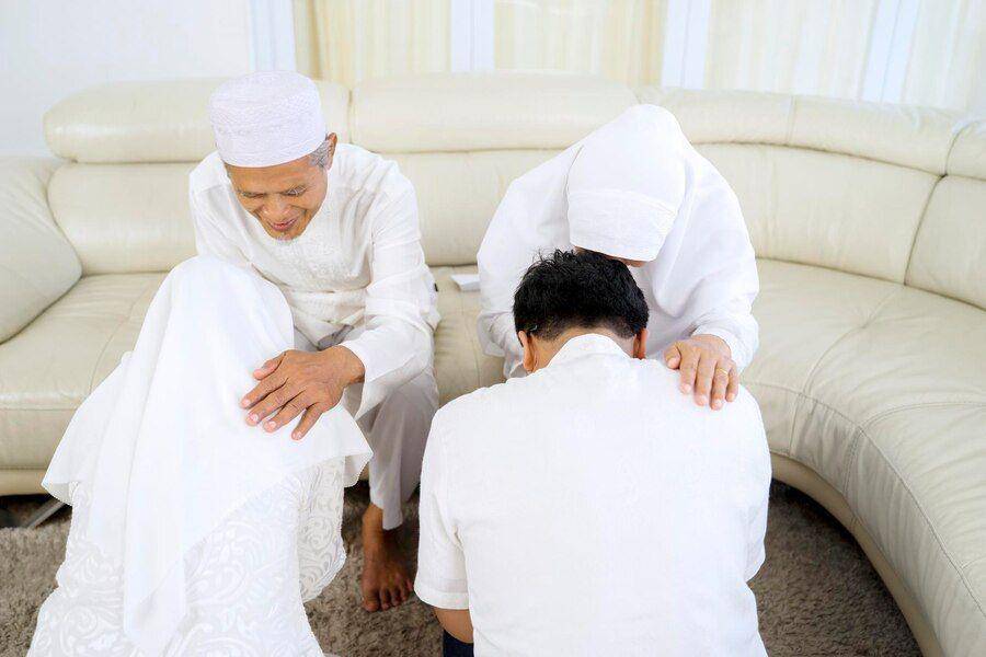 ilustrasi tradisi Islam menantu sungkeman kepada mertua (Freepik.com/EyeEm)