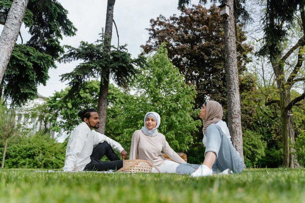 ilustrasi orang bercerita (pexels.com/MART PRODUCTION)