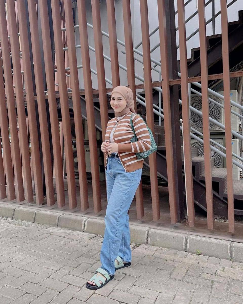 kasual hijab ala Kesha Ratuliu (instagram.com/kesharatuliu05)