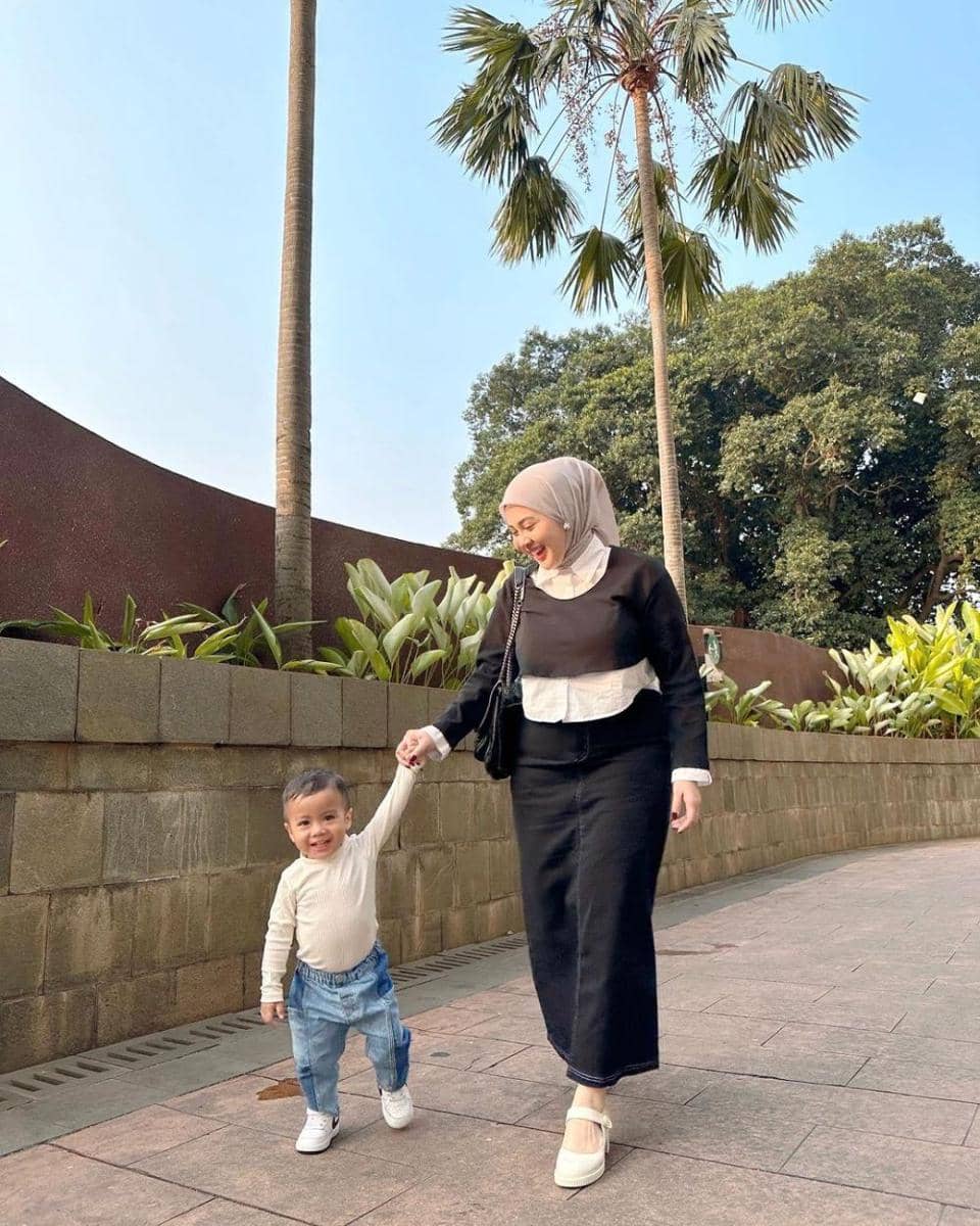 kasual hijab ala Kesha Ratuliu (instagram.com/kesharatuliu05)