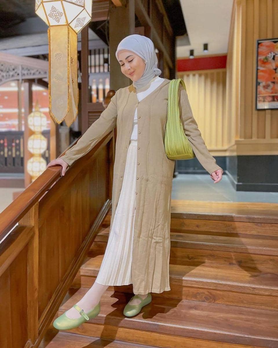 kasual hijab ala Kesha Ratuliu (instagram.com/kesharatuliu05)