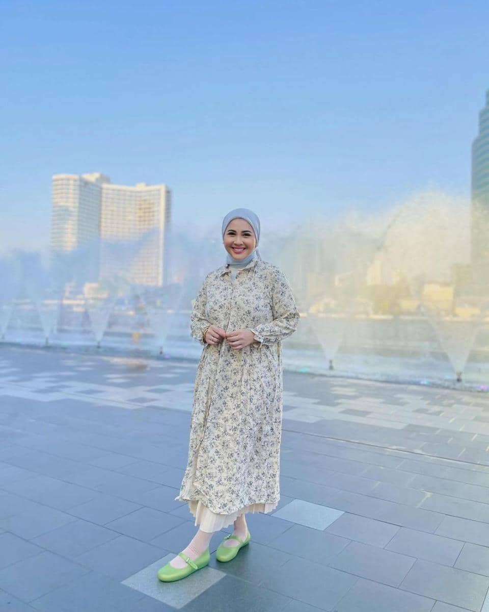 kasual hijab ala Kesha Ratuliu (instagram.com/kesharatuliu05)