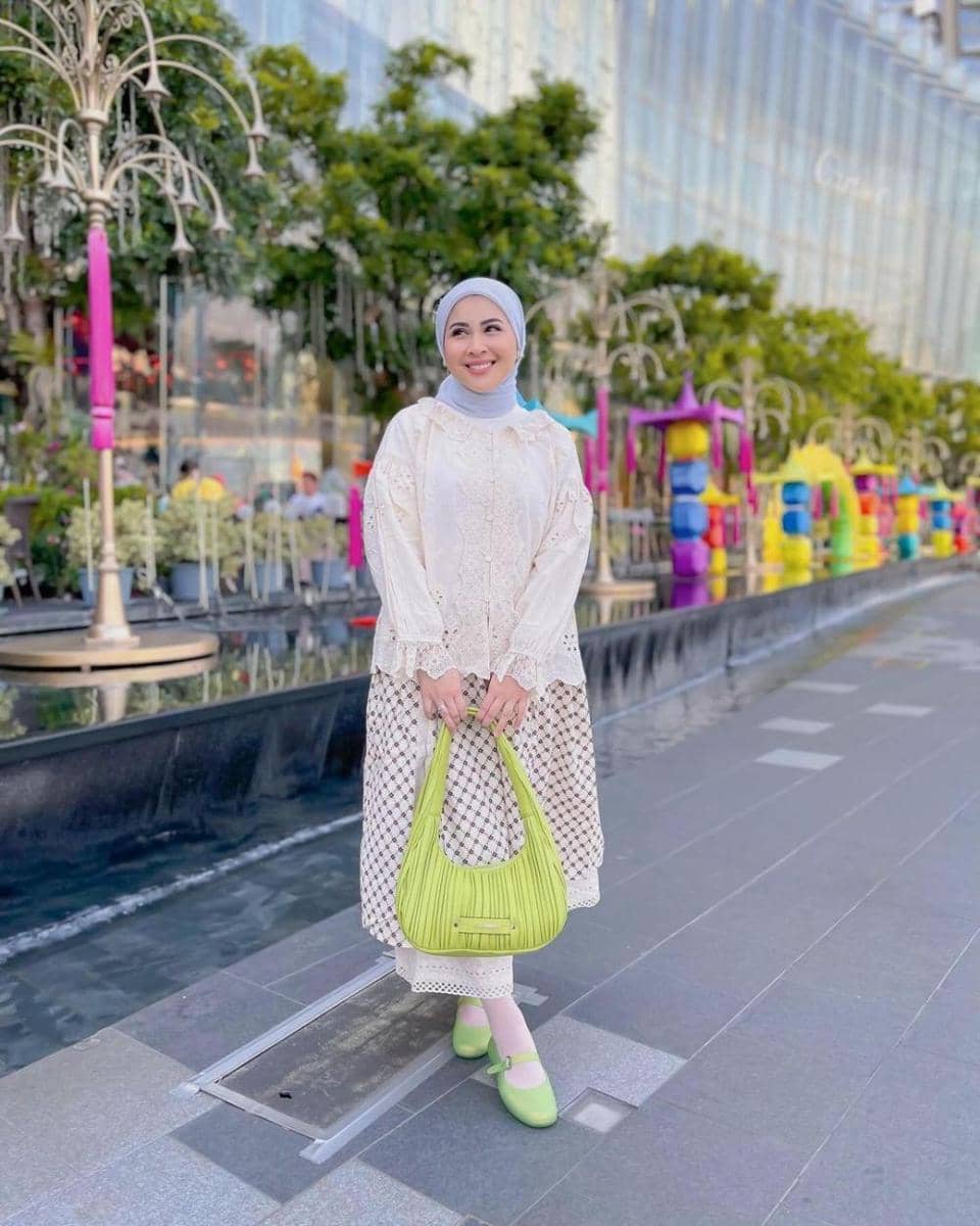 kasual hijab ala Kesha Ratuliu (instagram.com/kesharatuliu05)