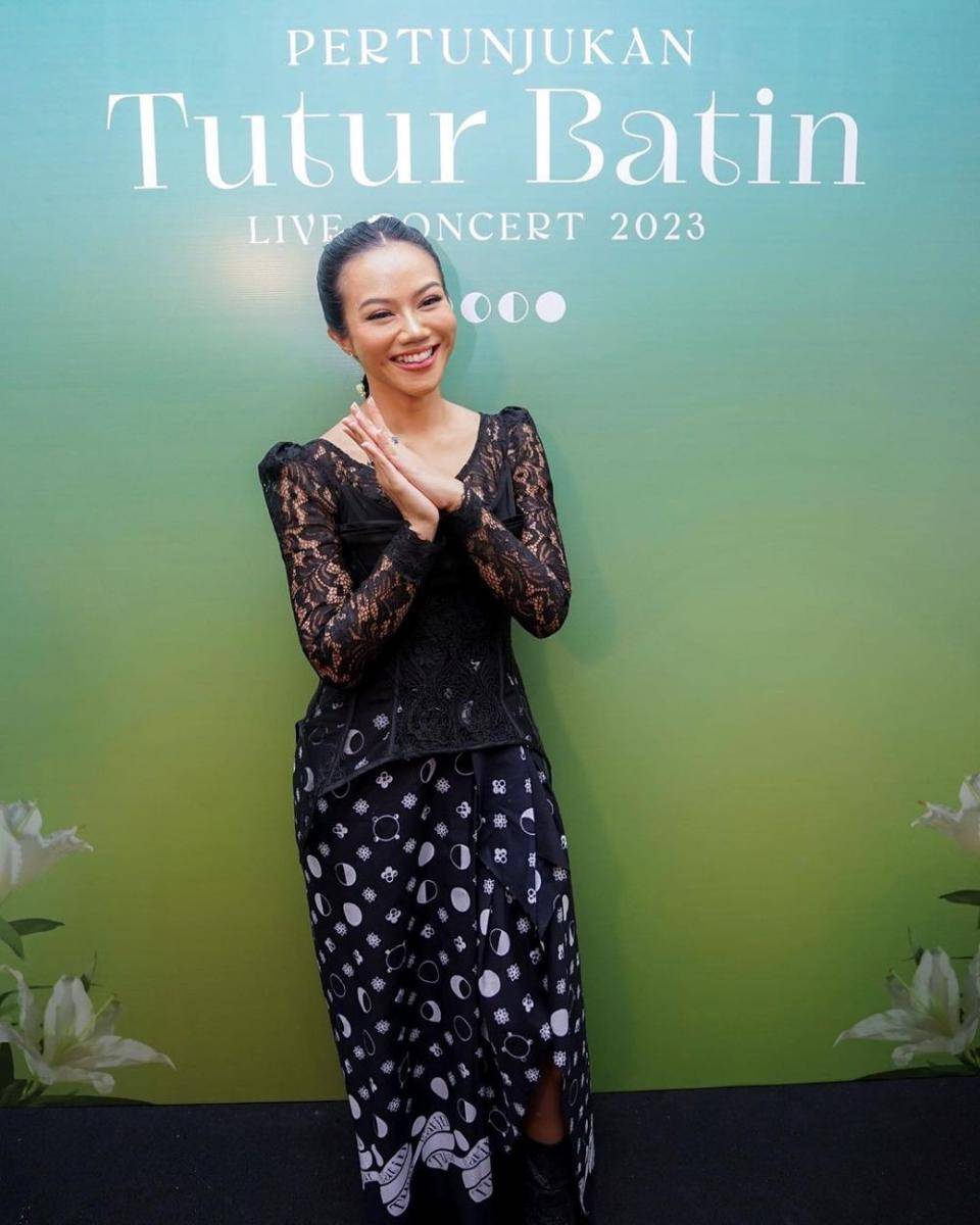 berkain ala Yura Yunita (instagram.com/yurayunita)
