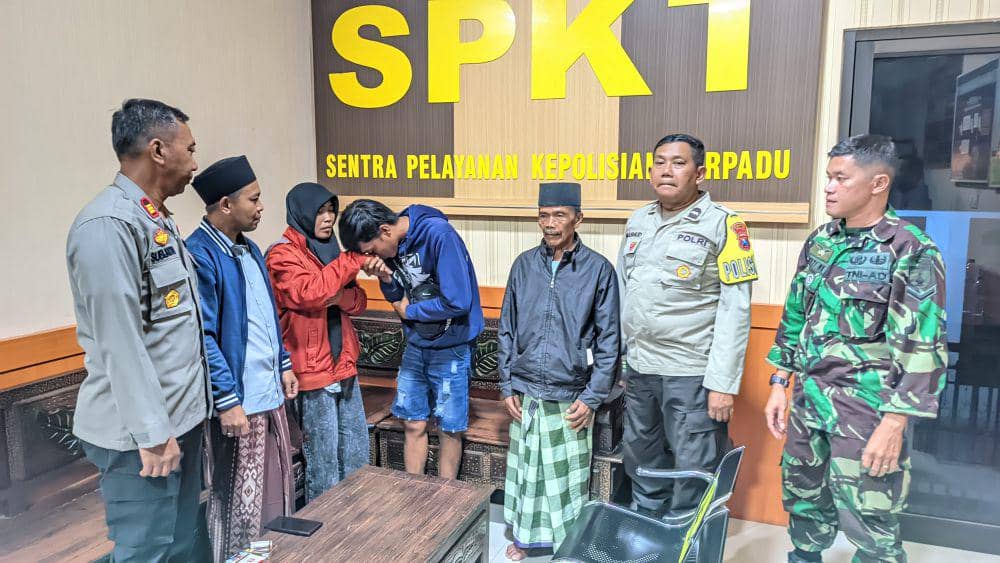 Mediasi kasus anak ratakan rumah ibu kandung di Malang. (Dok. Polsek Poncokusumo)