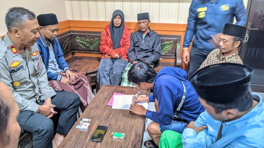 Berlinang Air Mata, Anak yang Ratakan Rumah Ibu di Malang Minta Maaf
