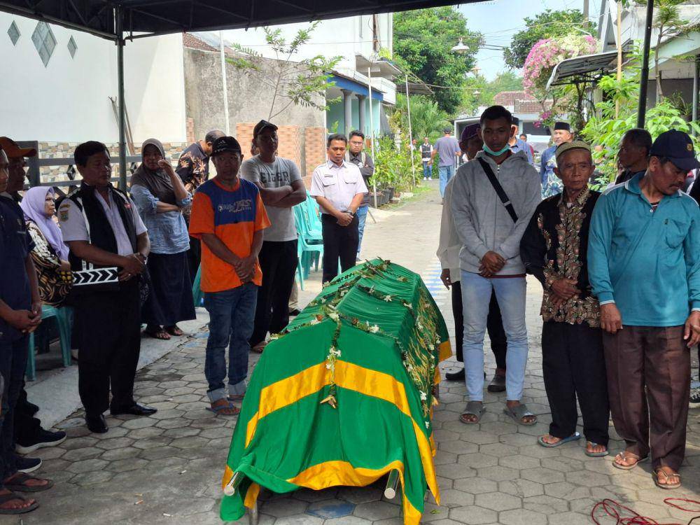 Suasana rumah duka korban kecelakaan bus di Tol Jombang-Mojokerto. (IDN Times/Rizal Adhi Pratama)