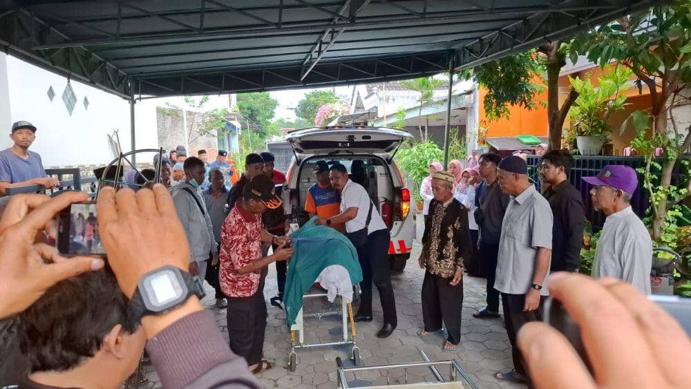 Suasana rumah duka korban kecelakaan bus di Tol Jombang-Mojokerto. (IDN Times/Rizal Adhi Pratama)