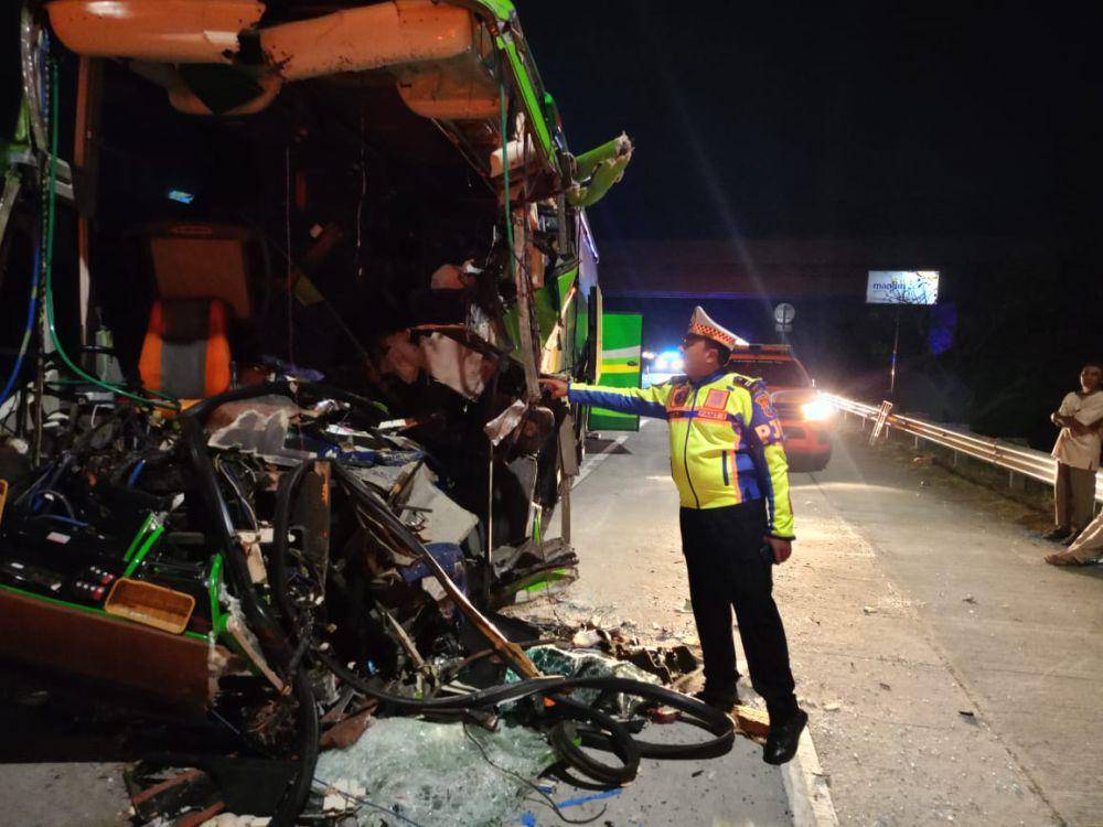Kondisi bus rombongan study tour SMP PGRI 1 Wonosari yang alami kecelakaan di Tol Jombang-Mojokerto. (Dok. PJR Polda Jatim)