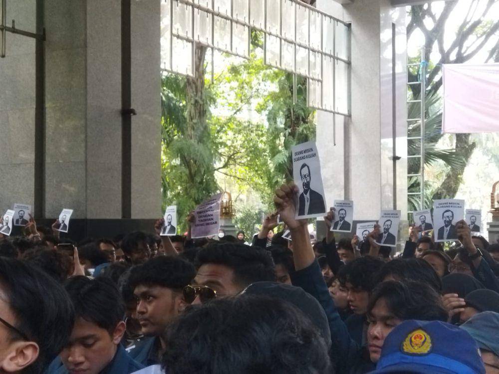 Mahasiswa UB berdemo di depan Gedung Rektorat UB menuntut penurunan UKT. (IDN Times/Rizal Adhi Pratama)