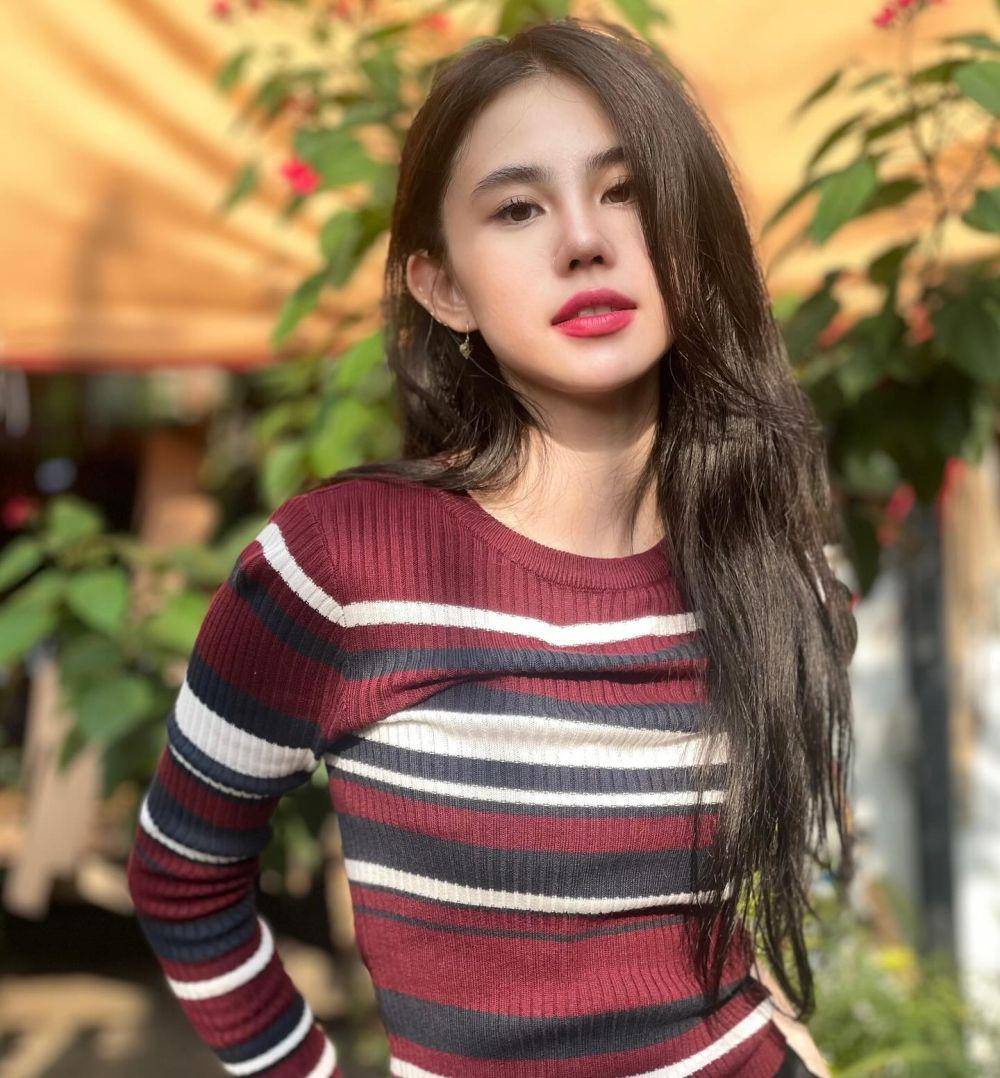 Gaya OOTD dan Makeup Zoe Levana (instagram.com/zoe_levana)