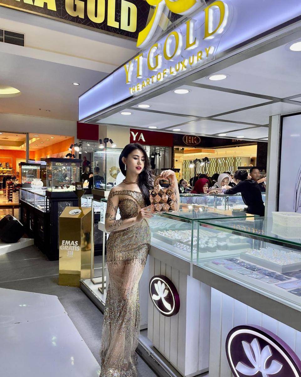 Gaya OOTD dan Makeup Zoe Levana (instagram.com/zoe_levana)