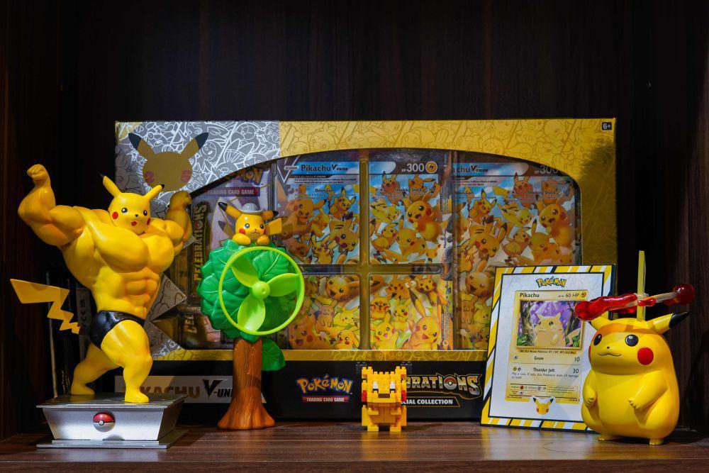 7 Potret Koleksi Pikachu Terkeren, Figur Aksinya Unik!