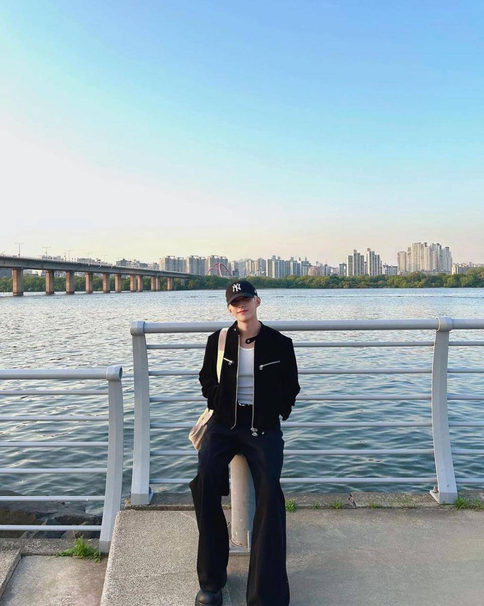OOTD ngampus ala DK SEVENTEEN (instagram.com/dk_is_dokyeom)