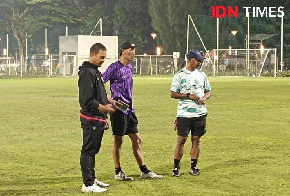 Pelatih Timnas Wanita, Satoru Mochizuki usai memimpin latihan di Senayan, Rabu (22/5/2024). (IDN Times/Tino).