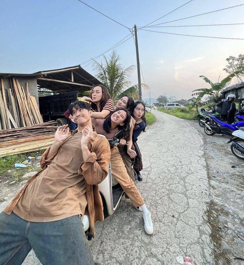 potret Shenina Cinnamon di balik layar film Do You See What I See (instagram.com/sheninacinnamon)