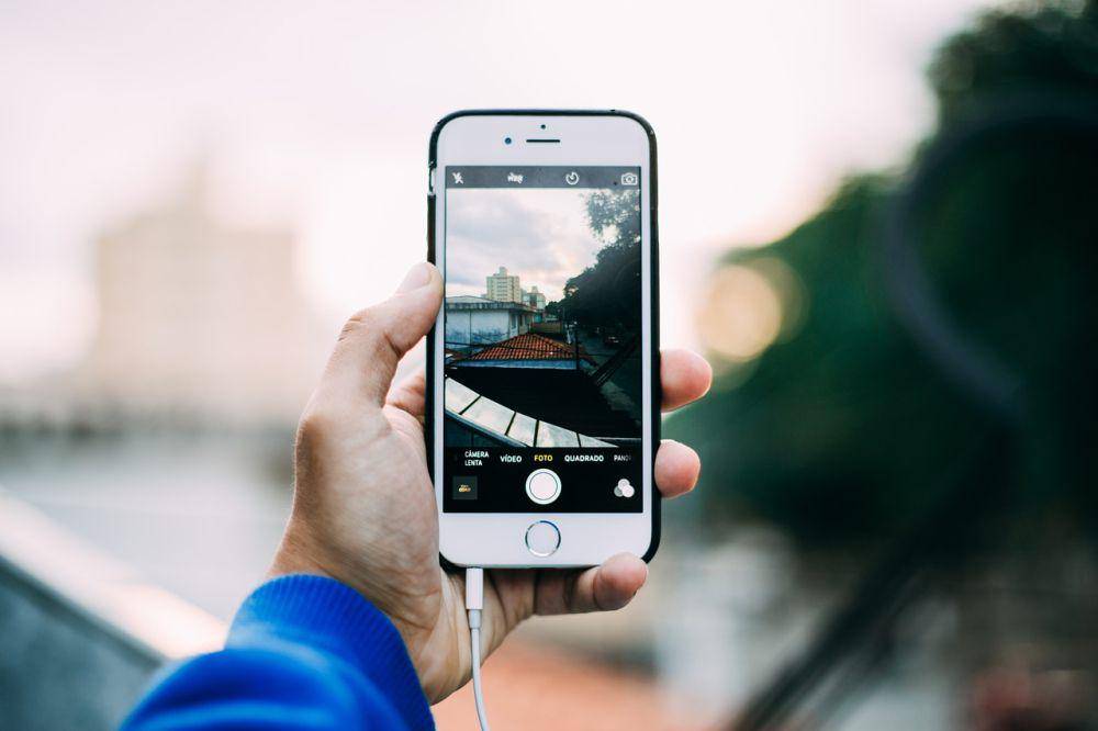 Mengambil gambar dengan HP (Pixabay.com/Pexels)