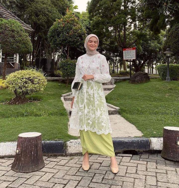 Inspirasi baju perpisahan SMA (pinterest.com/Inspirasi Fashion)