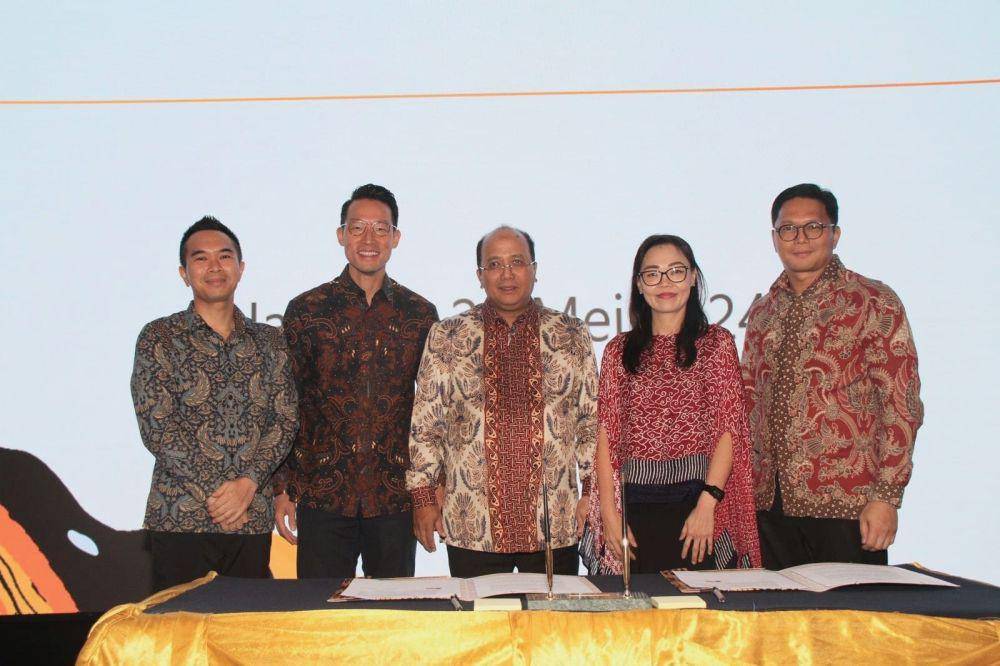 Direktur Corporate Banking Bank Mandiri Riduan bersama Chief Executive Officer (CEO) PT Lippo Karawaci Tbk John Riady melakukan penandatanganan perjanjian kerja sama (PKS) di Jakarta, Selasa (21/5). (dok. Bank Mandiri)