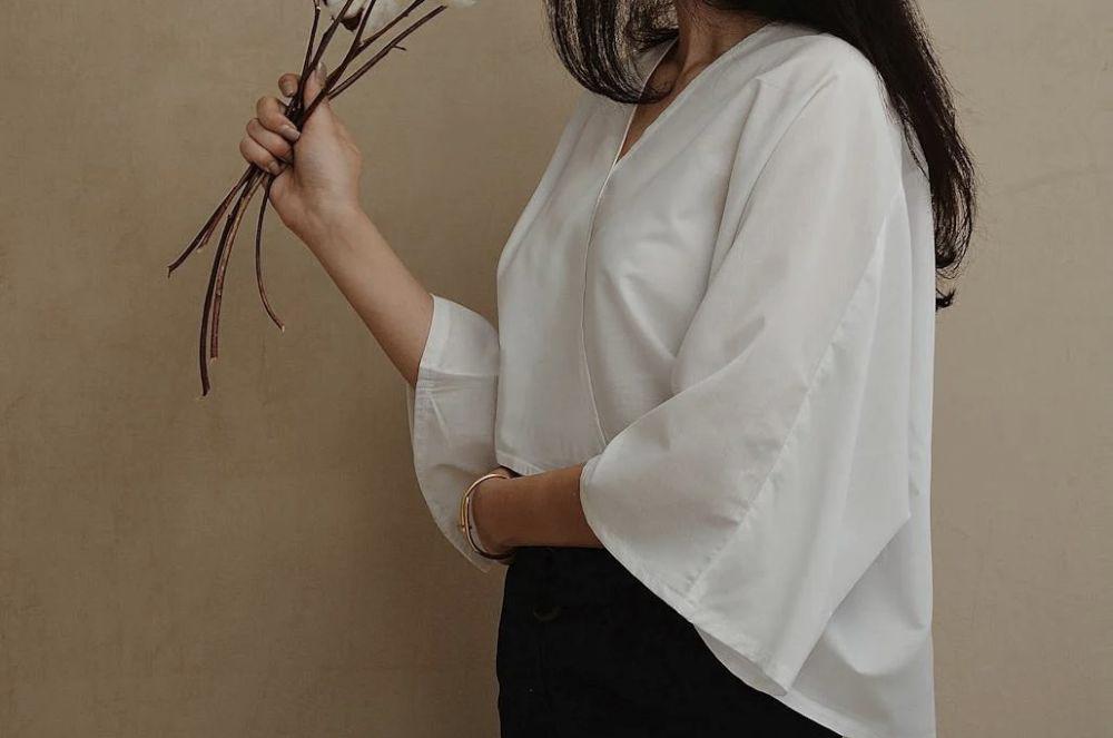 6 Tips Mix and Match Baju Berwarna Putih untuk Tubuh Berisi