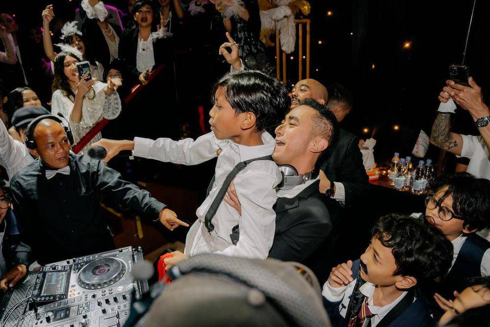 potret DJ Winky perform di acara party anak SD (Instagram.com/winkywiryawan912)