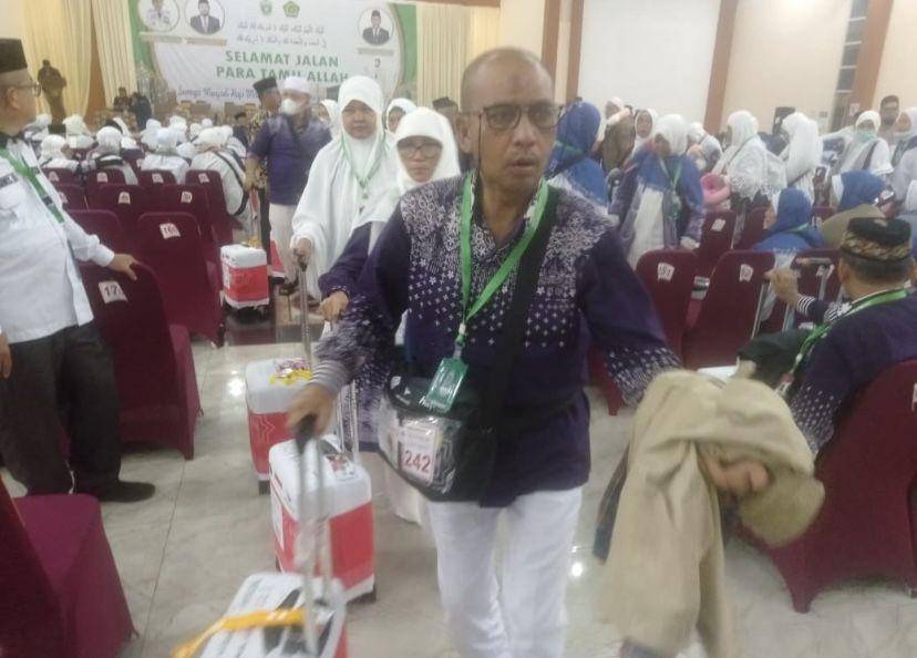 Salah satu calon jemaah Haji, Edy Matondang yang akan berangkat Haji dari asrama Haji Medan (Dok. Sony for IDN Times)
