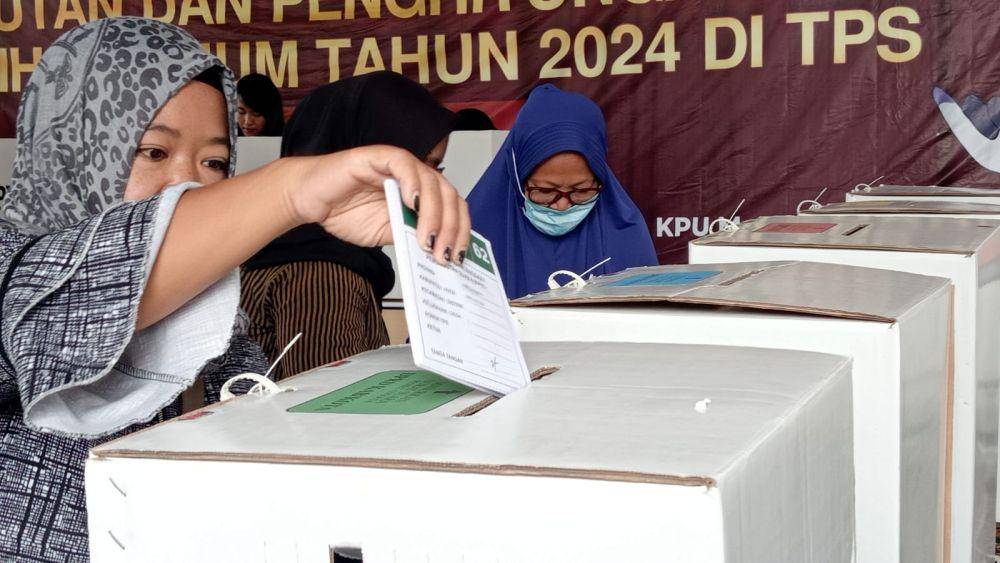 Ilustrasi Pikada serentak 2024 warga salurkan hak suaranya. IDN Times/ Riyanto.