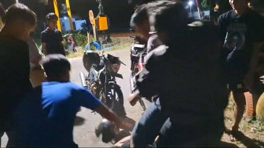 AR (19) dan BA (19) asal Kecamatan Karangrejo, Magetan ini kedapatan curi singkong ditangkap warga dihukum pus up. IDN Tirmes/ Riyanto.