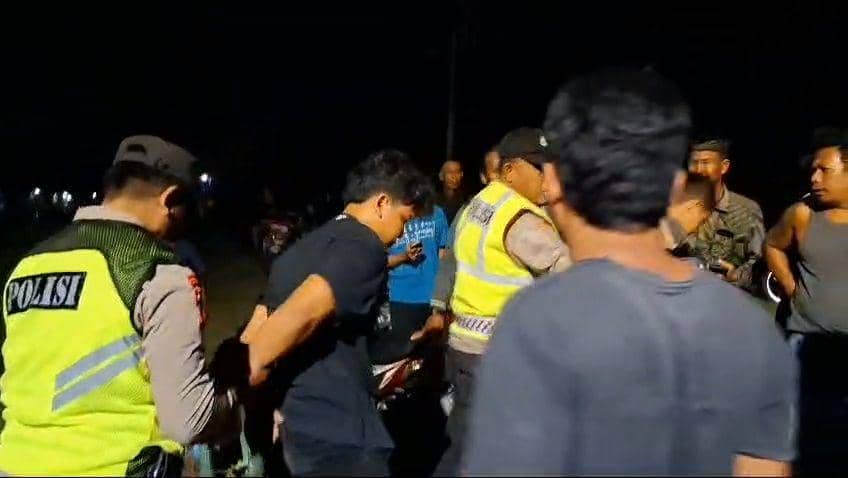 AR (19) dan BA (19) asal Kecamatan Karangrejo, Magetan ini kedapatan curi singkong ditangkap warga dihukum pus up. IDN Tirmes/ Riyanto.
