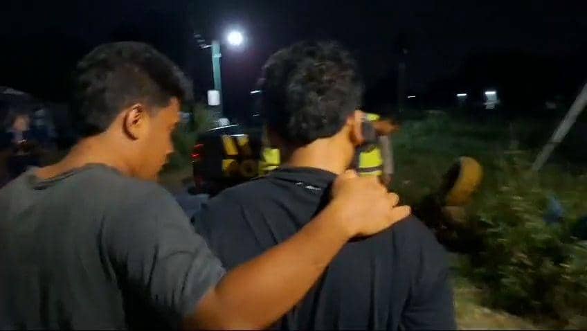 AR (19) dan BA (19) asal Kecamatan Karangrejo, Magetan ini kedapatan curi singkong ditangkap warga dihukum pus up. IDN Tirmes/ Riyanto.