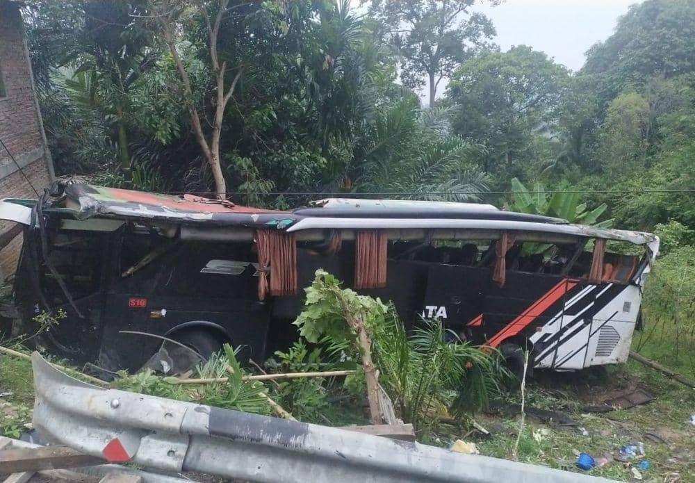 Bus Rombongan Study Tour Pelajar MIN 1 Pesisir Barat Masuk Jurang