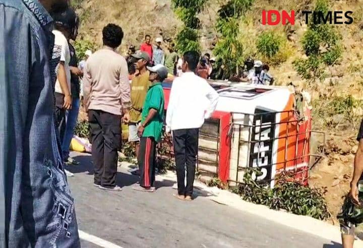 Bus Angkut 25 Penumpang di Bima Terguling, 1 Orang Meninggal