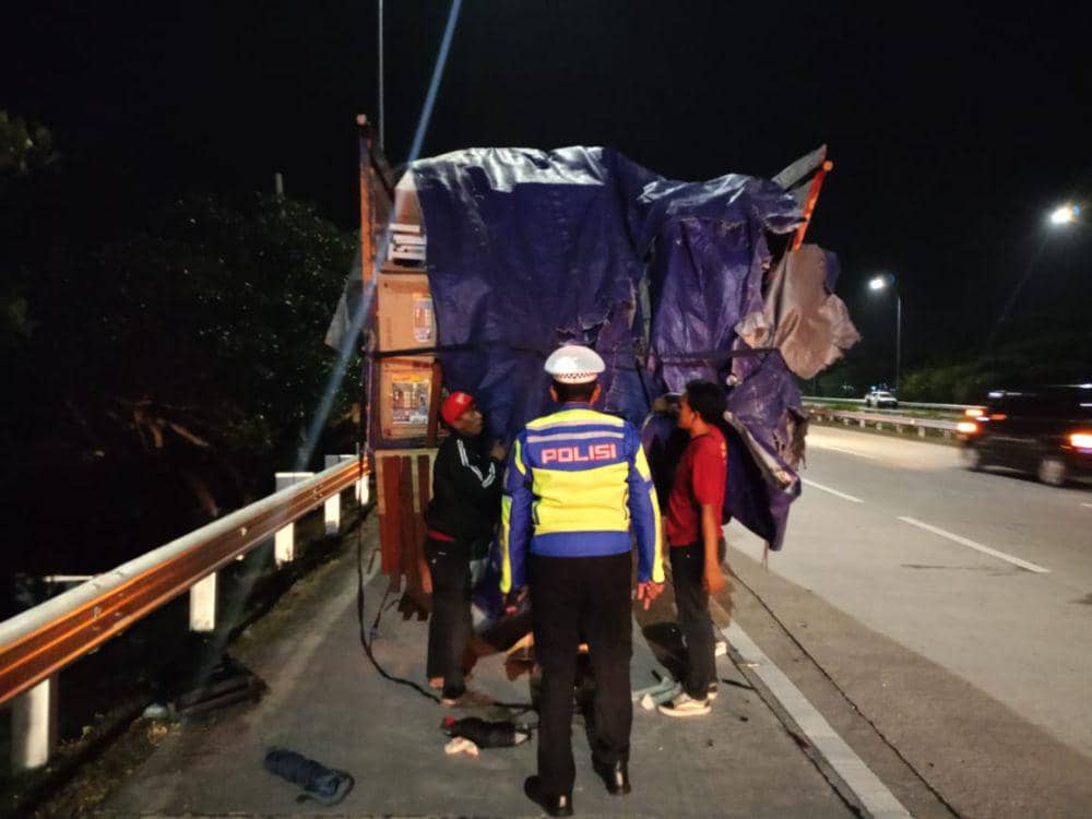 Kendaraan truk yang ditabrak bus pariwisata di Tol Jombang. IDN Times/Zainul Arifin