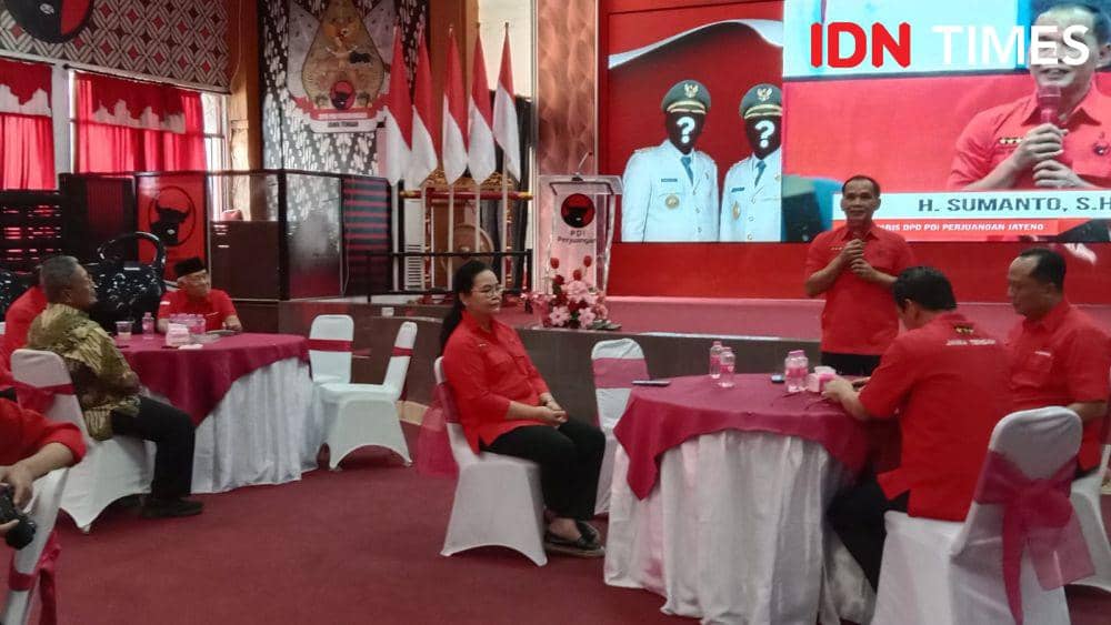 Sekretaris PDIP Jateng Sumanto, Bendahara PDIP Jateng Agustina Wilujeng dan para kandidat kepala daerah di DPD PDIP Jateng. (IDN Times/Fariz Fardianto)