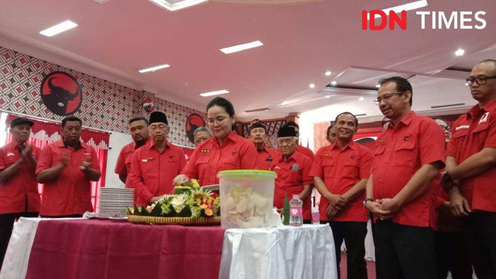 Jajaran pengurus struktural PDIP Jateng potong tumpeng untuk memulai pendaftaran Pilkada serentak 2024. (IDN Times/Fariz Fardianto)