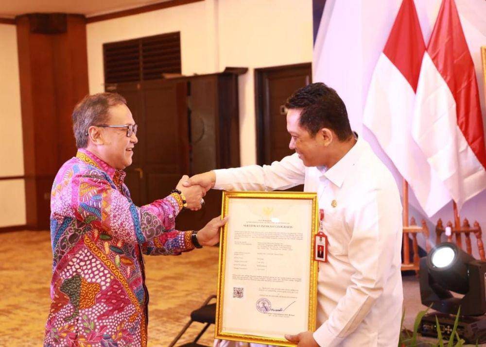 Penjabat (Pj) Bupati Tangerang Andi Ony saat menerima sertifikat Rambutan Parakan dari Kementerian Hukum dan HAM RI di Hotel Arya Duta Lippo Karawaci Kabupaten Tangerang. Rabu (22/5). (dok. Pemkab Tangerang)
