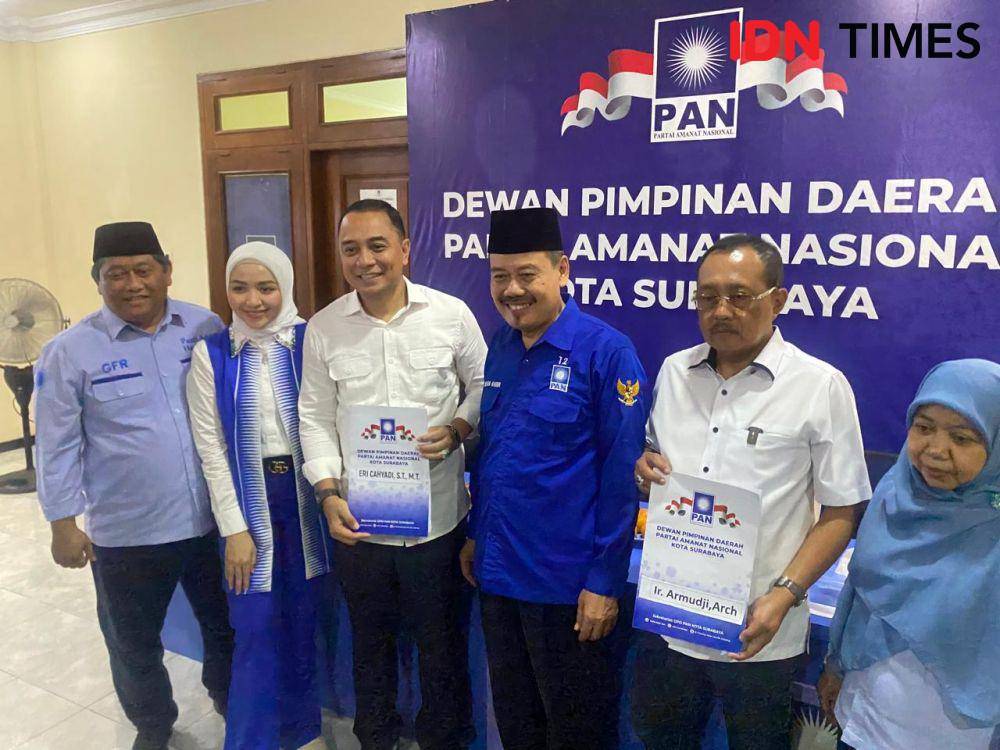 Eri-Armuji saat mendaftar Bacawali di Kantor DPD PAN Surabaya, Rabu (22/5/2024). (IDN Times/Khusnul Hasana)