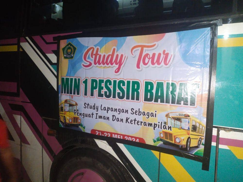 Bus rombongan study tour MIN 1 Pesisir Barat alami kecelakaan tunggal di Jalinbar, Semaka, Tanggamus. (Dok. Polres Tanggamus).