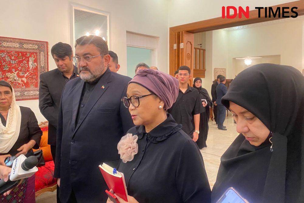 Menteri Luar Negeri RI Retno Marsudi menandatangani buku duka Presiden Iran Ebrahim Raisi di rumah Duta Besar Iran untuk Indonesia, Mohammad Boroujerdi. (IDN Times/Sonya Michaella)