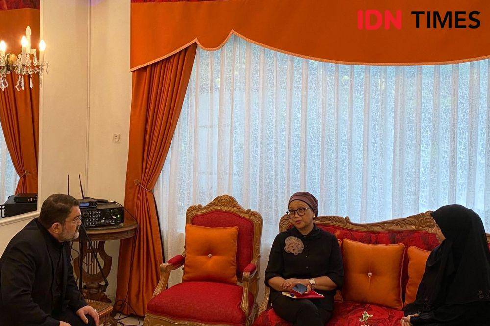Menteri Luar Negeri RI Retno Marsudi menandatangani buku duka Presiden Iran Ebrahim Raisi di rumah Duta Besar Iran untuk Indonesia, Mohammad Boroujerdi. (IDN Times/Sonya Michaella)