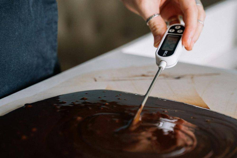ilustrasi mengukur cokelat pakai termometer (pexels.com/Anna Tarazevich)
