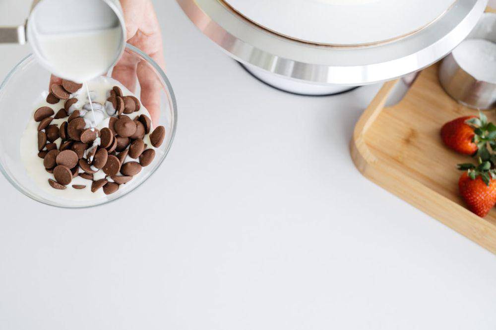 ilustrasi cokelat dan heavy cream (pexels.com/SHVETS production)