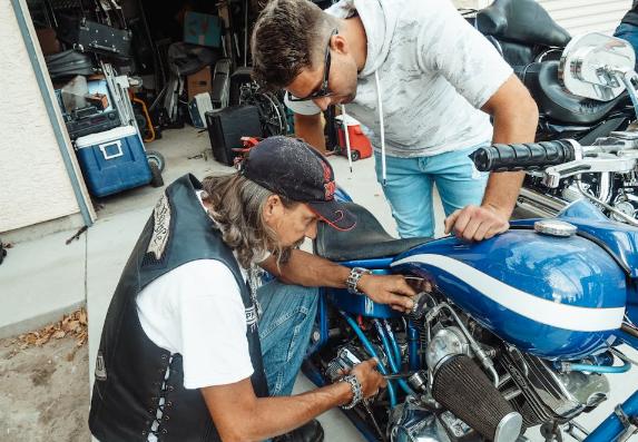 ilustrasi bengkel motor (pexels.com/Kindel Media)