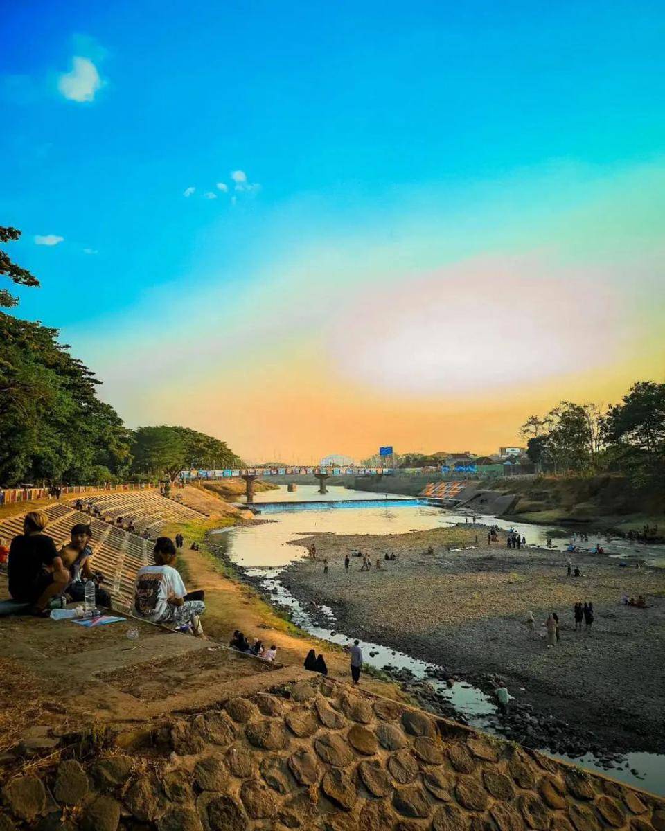 Taman Bantaran Kota Madiun dengan pemandangan sunset yang indah. Instagram/madiunwisata