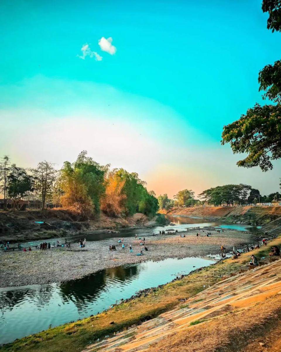 Taman Bantaran Kota Madiun dengan pemandangan sunset yang indah. Instagram/madiunwisata